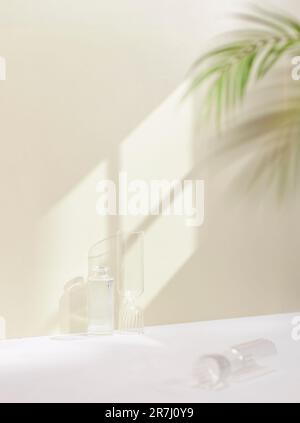 Vasi ed oggetti sul tavolo in una stanza calda con luce solare entrante Foto Stock