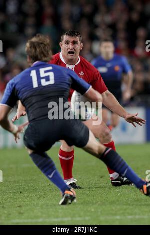 Wales Huw Bennett sfida Maxime Médard in Francia durante la prima semifinale della Coppa del mondo di rugby 2011, Eden Park, Auckland, Nuova Zelanda, sabato, Ottobre 15, 2011. Foto Stock