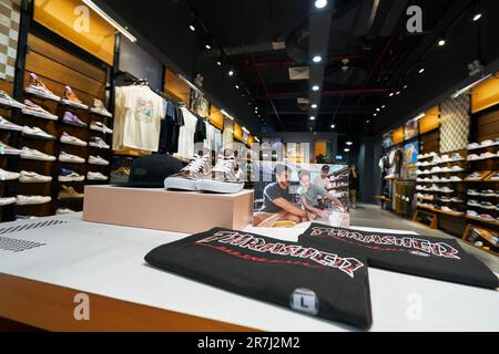 HO chi MINH CITY, VIETNAM - CIRCA MARZO 2023: I prodotti dei furgoni sono esposti nel negozio al dettaglio di Crescent Mall. Furgoni è un produttore americano di skate Foto Stock