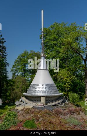 Marianske Lazne, Repubblica Ceca - 29 maggio 2023: Boheminium Miniature Park - miniatura di hotel di montagna e trasmettitore TV in cima a Jested Foto Stock