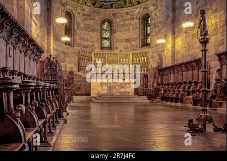 Il coro nella Cattedrale di Lund con altare e la pala d'altare d'oro, Lund Svezia, 22 maggio 2023 Foto Stock