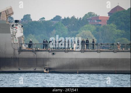 Kiel, Germania. 16th giugno, 2023. L'equipaggio della corvette tedesca 'Erfurt' è in piedi sul ponte mentre entra nel fiordo di Kiel. La tradizionale manovra 'Baltops' nel Mar Baltico si conclude venerdì mattina a Kiel. Il focus dell'esercizio, iniziato il 4 giugno, era quello di garantire le corsie di mare aperto nel Mar Baltico, ha riferito la Marina. Credit: Jonas Walzberg/dpa/Alamy Live News Foto Stock