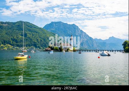 Schloss Ort castello vicino Traunsee, Austria. Vista sull'antico castello con lungo ponte sul lago. Famosa destinazione turistica. Foto Stock