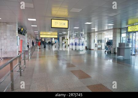 BISHKEK, KIRGHIZISTAN - CIRCA GENNAIO 2023: Ripresa interna dell'aeroporto internazionale di Manas. Foto Stock