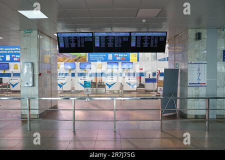 BISHKEK, KIRGHIZISTAN - CIRCA GENNAIO 2023: Sistema di visualizzazione digitale delle informazioni sui voli visto nell'area di check-in dell'aeroporto internazionale di Manas. Foto Stock