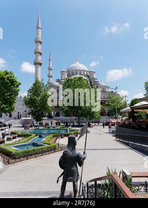 Statua e fontana in un cortile di fronte alla moschea Yeni Cami, Istanbul, Turchia Foto Stock