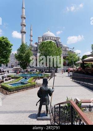 Statua e fontana in un cortile di fronte alla moschea Yeni Cami, Istanbul, Turchia Foto Stock