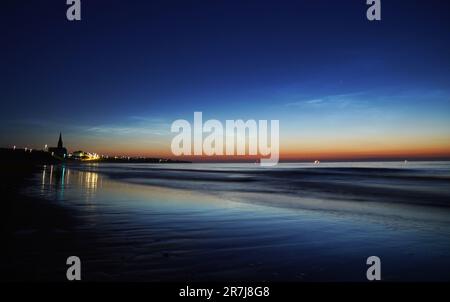 Le nuvole nuvolose si formano tra il 1,15am e il 2am a Tynemouth Beach a North Tyneside, Tyne e Wear. Nuvole nuvolose sono estremamente rare nuvole molto alte che si vedono nel cielo notturno, di solito nelle limpide notti estive, Un'ora dopo il tramonto e un'ora prima dell'alba quando il sole si siede tra -6 e -10 degrees.They diventano visibili circa nello stesso momento delle stelle più luminose e sono solitamente bluastre o argento. Data immagine: Venerdì 16 giugno 2023. Foto Stock