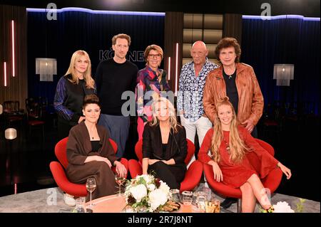 Colonia, Germania. 15th giugno, 2023. Attrice Anna Loos, l-r, ospite Louis Klamroth, ospite Bettina Böttinger, attore Joe Bausch, Cantante OLAF Malolepski, seduto di fronte l-r, comedienne Tahnee, cantante Juliette Schoppmann e autore lotta Lubkoll come ospiti del talk show WDR Kölner Treff Credit: Horst Galuschka/dpa/Alamy Live News Foto Stock