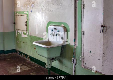 Vecchio bagno della prigione federale di massima sicurezza di Alcatraz, situato su un'isola nel mezzo della baia di San Francisco, California, Stati Uniti. Foto Stock