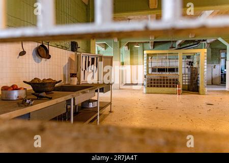 Cucina con il suo punto di controllo di sicurezza della prigione federale di massima sicurezza di Alcatraz, situato su un'isola nel mezzo della baia di San Francisc Foto Stock