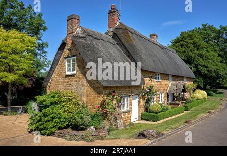 Cottage con tetto in paglia UK.pittoresco cottage tradizionale con tetto in paglia esterno in un ambiente rurale inglese. Wroxton St Mary Banbury Oxfordshire Inghilterra Foto Stock