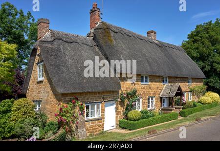 Cottage con tetto in paglia UK.pittoresco cottage tradizionale con tetto in paglia esterno in un ambiente rurale inglese. Wroxton St Mary Banbury Oxfordshire Inghilterra Foto Stock