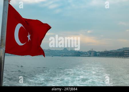 Bandiera turca e paesaggio urbano di Istanbul sullo sfondo. Giorni nazionali di Turkiye foto di sfondo. Foto Stock