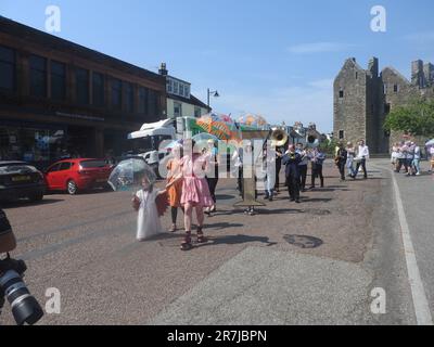 La sfilata di ombrelli e il Kirkcudbright Jazz Festival guidato da un Brolly Dolly Giugno 2023 Foto Stock