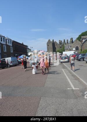 La sfilata di ombrelli e il Kirkcudbright Jazz Festival guidato da un Brolly Dolly Giugno 2023 Foto Stock