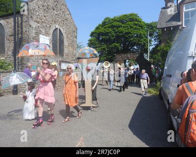 La sfilata di ombrelli e il Kirkcudbright Jazz Festival guidato da un Brolly Dolly Giugno 2023 Foto Stock