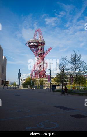 Il campo di calcio ArcelorMittal Orbit Scultpure e West Ham United a Stratford, Londra Foto Stock
