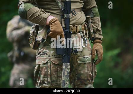 Giovani soldati che si allenano per le riprese. Gruppo di marinai ucraini che si preparano per la battaglia. Recluta armato di fucile d'assalto americano moderno e di un alibi Foto Stock