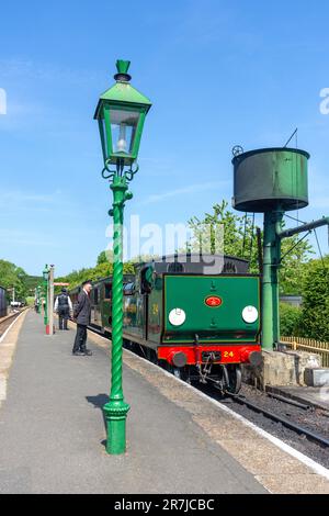 Treno a vapore sulla piattaforma, Isle of Wight Steam Railway (stazione di Havenstreet), Havenstreet, Isle of Wight, Inghilterra, Regno Unito Foto Stock