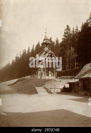 Vista di una piccola chiesa in legno in montagna, Italia 1900s Foto Stock