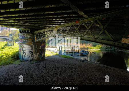 Sotto il ponte ferroviario di Bow sul fiume Lee, vicino a Stratford, Londra Foto Stock