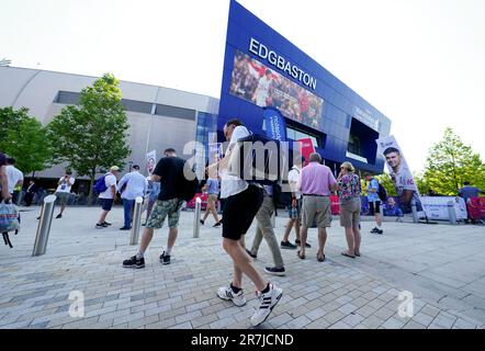 Tifosi in arrivo il primo giorno della prima partita di test Ashes a Edgbaston, Birmingham. Data immagine: Venerdì 16 giugno 2023. Foto Stock