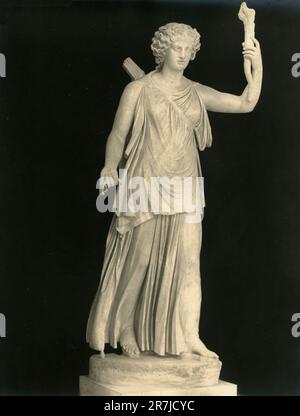 Antica statua marmorea della dea romana Artemis, o Diana Lucifera, Museo Vaticano, Roma, Italia 1900s Foto Stock