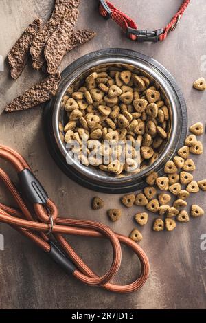 Piombo del cane e l'alimento asciutto dell'animale domestico. Vista dall'alto. Foto Stock