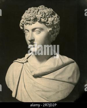 Antica statua in busto di marmo dell'imperatore romano Marco Aurelio Young, Italia 1900s Foto Stock