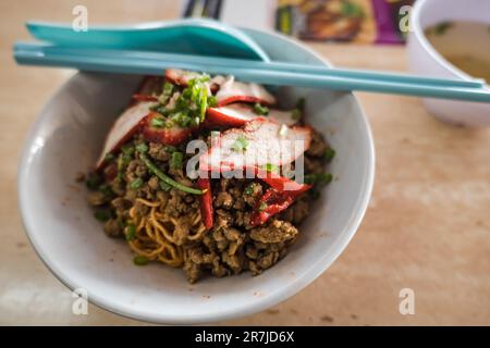 Kolo Mee, un piatto malese popolare nello stato di Sarawak, Malesia orientale. il kolo Mee è un piatto malese di tagliatelle secche Foto Stock