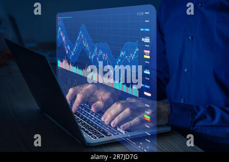 Dati di negoziazione in borsa e investimenti finanziari. Persona che utilizza l'interfaccia di trading online con grafici e statistiche sullo schermo del computer per analizzare e Foto Stock