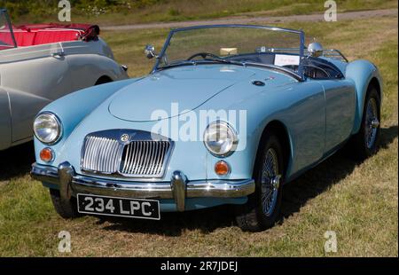 Vista frontale di tre quarti di un blu, 1959, MGA, esposto al Salone delle Auto classiche 2023 Deal Foto Stock