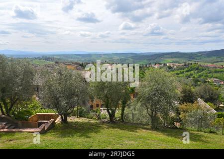 Campagna toscana vista dal centro storico di San Gmignano. Italia Foto Stock