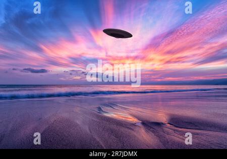 Un Saucer di oggetti volanti non identificato sta volando in Un cielo surreale Foto Stock