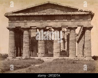 Il Tempio greco di Hera II, noto anche come Tempio di Nettuno o di Poseidone, Paestum, Italia 1880s Foto Stock