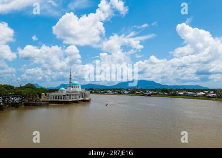 India Moschea Kuching Sarawak, moschea galleggiante sul fiume a Kuching, Sarawak, Malesia. Moschea di riferimento a Kuching, Malesia. Foto Stock