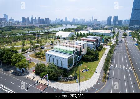 Changsha. 7th giugno, 2023. Questa foto aerea scattata il 7 giugno 2023 mostra una vista del Parco industriale Malanshan Video Cultural and Creative a Changsha, nella provincia di Hunan della Cina centrale. Changsha è una città fluviale con abbondanti risorse turistiche e patrimonio culturale nella Cina centrale. L'apertura della città alla diversità e alla disposizione a favore del progresso hanno contribuito notevolmente alla sua particolare fiducia culturale. Credit: Notizie dal vivo su Chen Sihan/Xinhua/Alamy Foto Stock