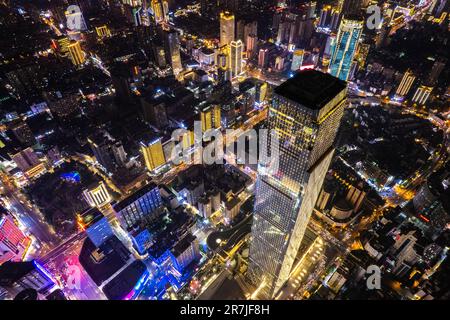 Changsha. 7th giugno, 2023. Questa foto aerea scattata il 7 giugno 2023 mostra una vista notturna del centro di Changsha, la provincia di Hunan della Cina centrale. Changsha è una città fluviale con abbondanti risorse turistiche e patrimonio culturale nella Cina centrale. L'apertura della città alla diversità e alla disposizione a favore del progresso hanno contribuito notevolmente alla sua particolare fiducia culturale. Credit: Notizie dal vivo su Chen Sihan/Xinhua/Alamy Foto Stock