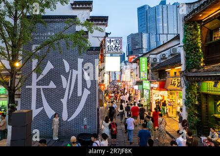 Changsha. 7th giugno, 2023. Questa foto aerea scattata il 7 giugno 2023 mostra i turisti che visitano la vecchia strada di Taiping a Changsha, la provincia di Hunan della Cina centrale. Changsha è una città fluviale con abbondanti risorse turistiche e patrimonio culturale nella Cina centrale. L'apertura della città alla diversità e alla disposizione a favore del progresso hanno contribuito notevolmente alla sua particolare fiducia culturale. Credit: Notizie dal vivo su Chen Sihan/Xinhua/Alamy Foto Stock