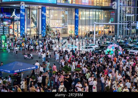Changsha. 7th giugno, 2023. Questa foto scattata il 7 giugno 2023 mostra i turisti che visitano la Huangxing Road a Changsha, la provincia di Hunan della Cina centrale. Changsha è una città fluviale con abbondanti risorse turistiche e patrimonio culturale nella Cina centrale. L'apertura della città alla diversità e alla disposizione a favore del progresso hanno contribuito notevolmente alla sua particolare fiducia culturale. Credit: Notizie dal vivo su Chen Sihan/Xinhua/Alamy Foto Stock