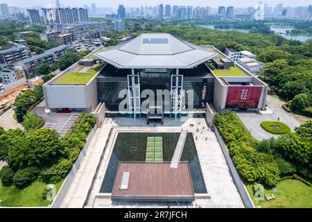 Changsha. 7th giugno, 2023. Questa foto aerea scattata il 7 giugno 2023 mostra una vista del Museo Hunan a Changsha, la provincia di Hunan della Cina centrale. Changsha è una città fluviale con abbondanti risorse turistiche e patrimonio culturale nella Cina centrale. L'apertura della città alla diversità e alla disposizione a favore del progresso hanno contribuito notevolmente alla sua particolare fiducia culturale. Credit: Notizie dal vivo su Chen Sihan/Xinhua/Alamy Foto Stock