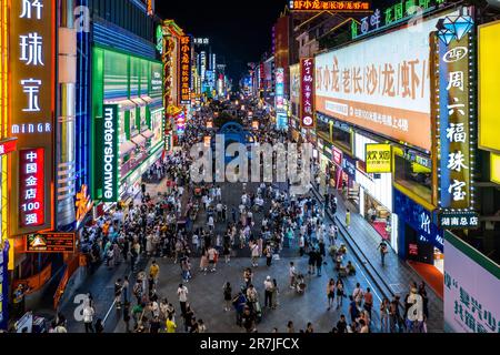 Changsha. 7th giugno, 2023. Questa foto aerea scattata il 7 giugno 2023 mostra i turisti che visitano la Huangxing Road a Changsha, la provincia di Hunan della Cina centrale. Changsha è una città fluviale con abbondanti risorse turistiche e patrimonio culturale nella Cina centrale. L'apertura della città alla diversità e alla disposizione a favore del progresso hanno contribuito notevolmente alla sua particolare fiducia culturale. Credit: Notizie dal vivo su Chen Sihan/Xinhua/Alamy Foto Stock