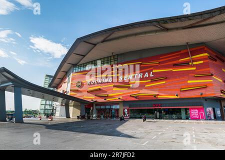 Kuching, Malesia - 6,1.2023: Stazione centrale degli autobus di Kuching in Borneo, Malesia. La stazione centrale degli autobus di Kuching è un nuovo e moderno terminal degli autobus nella città di Kuching. Foto Stock