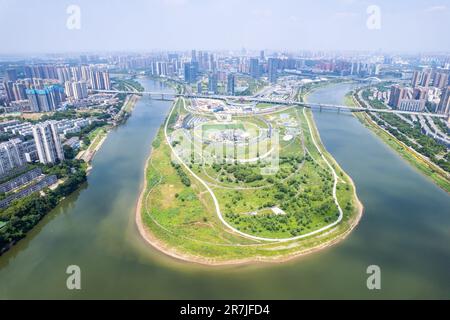 Changsha. 7th giugno, 2023. Questa foto aerea scattata il 7 giugno 2023 mostra un parco paludoso a Changsha, la provincia centrale della Cina Hunan. Changsha è una città fluviale con abbondanti risorse turistiche e patrimonio culturale nella Cina centrale. L'apertura della città alla diversità e alla disposizione a favore del progresso hanno contribuito notevolmente alla sua particolare fiducia culturale. Credit: Notizie dal vivo su Chen Sihan/Xinhua/Alamy Foto Stock