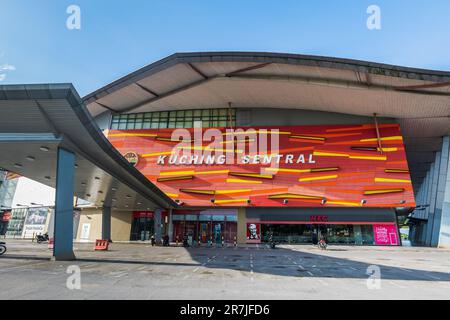 Kuching, Malesia - 6,1.2023: Stazione centrale degli autobus di Kuching in Borneo, Malesia. La stazione centrale degli autobus di Kuching è un nuovo e moderno terminal degli autobus nella città di Kuching. Foto Stock