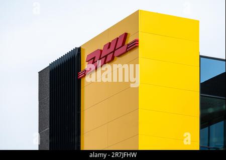 Diegem, Brabante Fiammingo, Belgio - 29 maggio 2023 - facciata e logo della società di trasporto e consegna DHL Foto Stock