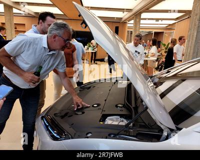 Rotterdam, Paesi Bassi. 15th giugno, 2023. La gente guarda un veicolo ELETTRICO el6 lanciato dal produttore cinese di auto elettriche NIO a Rotterdam, nei Paesi Bassi, 15 giugno 2023. NIO ha presentato giovedì due nuovi modelli, il el6 e il ET5 Touring, per il mercato europeo. Credit: Wang Xiangjiang/Xinhua/Alamy Live News Foto Stock