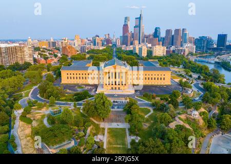 Una splendida vista aerea del Museo d'Arte di Filadelfia al tramonto Foto Stock