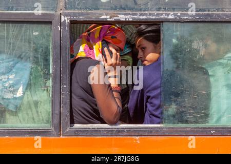 New Delhi, India - 12 novembre 2011: Donne indiane in un autobus che utilizza il cellulare e parlare. Foto Stock